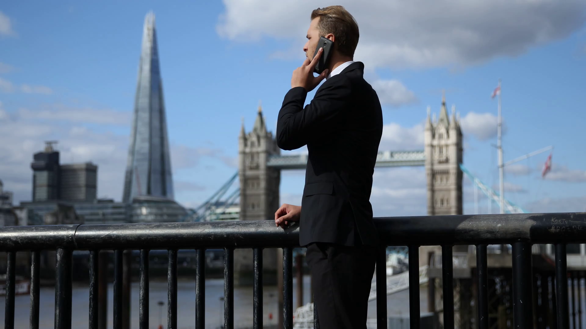 banker-businessman-talking-mobile-phone-partner-connection-london-skyline-tower_syb3dbi4l_thumbnail-full01